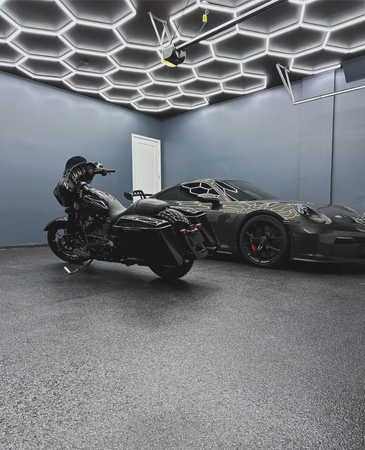 Efektowne oświetlenie LED Blaupunkt Hexagon 243 X 483 cm, Konfigurowalny system LED o naturalnej barwie w kształcie plastra miodu do showroomu, galerii, salonu samochodowego, serwisu, garażu