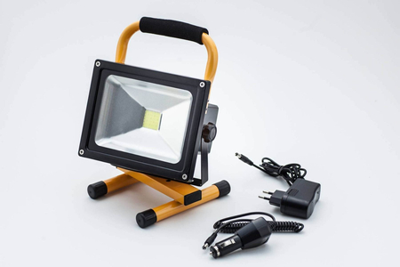 Naświetlacz LED Professional 20W z akumulatorem IP65 CW