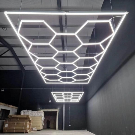 Efektowne oświetlenie LED Blaupunkt Hexagon 243 X 483 cm, Konfigurowalny system LED o naturalnej barwie w kształcie plastra miodu do showroomu, galerii, salonu samochodowego, serwisu, garażu
