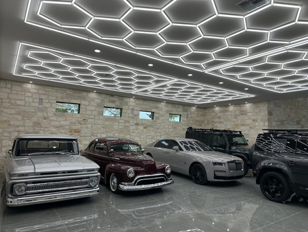 Efektowne oświetlenie LED Blaupunkt Hexagon 243 X 483 cm, Konfigurowalny system LED o naturalnej barwie w kształcie plastra miodu do showroomu, galerii, salonu samochodowego, serwisu, garażu